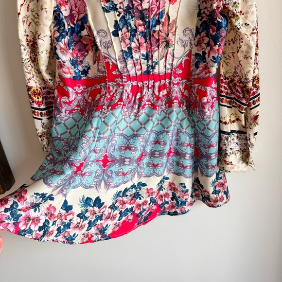 Cyrena Mixed Floral Pleated Back Tunic Artsy | Floral Blouse Size S - Picture 11 of 11